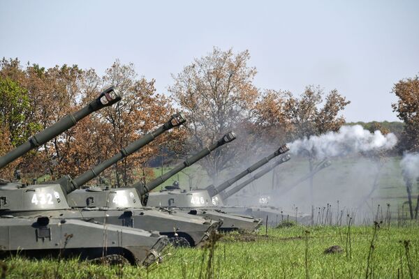 Самоходная артиллерийская установка (САУ) Гвоздика во время тактических артиллерийских учений на полигоне Молькино в Краснодарском крае - Sputnik Латвия