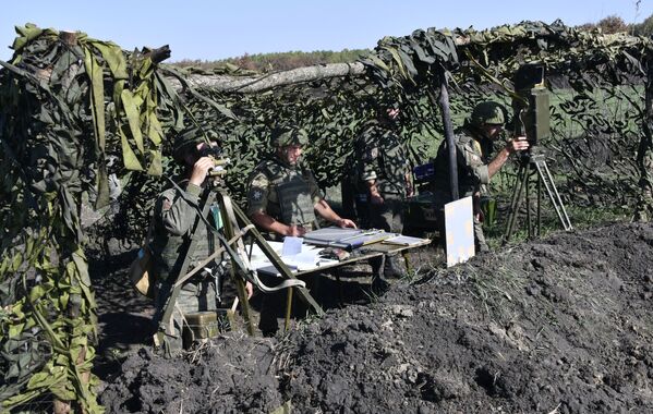 Военнослужащие на пункте управления огнем во время тактических артиллерийских учений на полигоне Молькино в Краснодарском крае - Sputnik Латвия