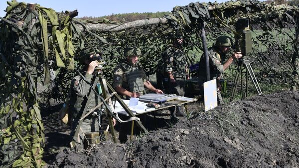 Военнослужащие на пункте управления огнем во время тактических артиллерийских учений на полигоне Молькино в Краснодарском крае - Sputnik Latvija