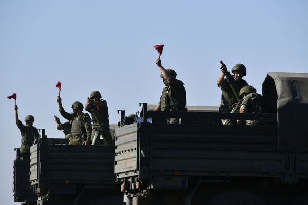 Военнослужащие в грузовике с 82-миллиметровым минометом во время тактических артиллерийских учений на полигоне Молькино в Краснодарском крае Военнослужащие в грузовике с 82-миллиметровым минометом во время тактических артиллерийских учений на полигоне Молькино в Краснодарском крае - Sputnik Латвия
