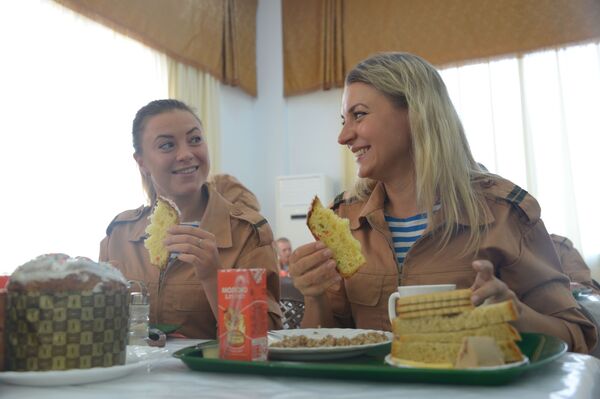 Военнослужащие завтракают в столовой военной авиабазы Хмеймим - Sputnik Латвия