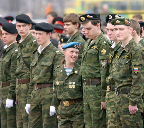 Торжественный парад, в котором приняли участие представители военно-патриотических клубов, образовательных учреждений, кадетских школ - Sputnik Latvija
