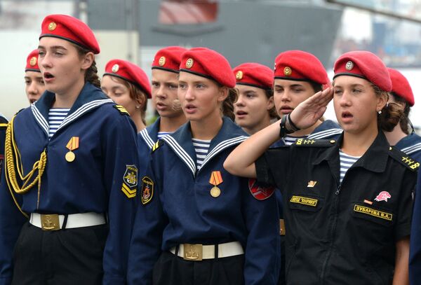 Участники торжественной церемонии проводов в плавание учебного корабля Балтийского флота Перекоп во Владивостоке - Sputnik Латвия