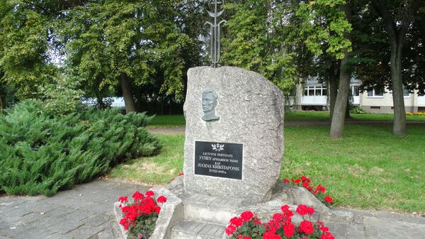 Памятник литовскому партизану Юозасу Крикштапонису - Sputnik Латвия