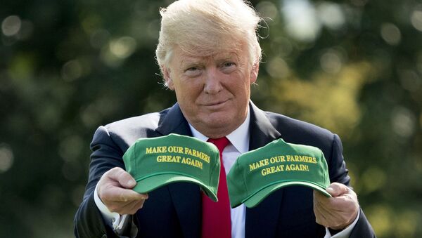 ASV prezidents Donalds Tramps ar beisbola cepurēm Padarīsim mūsu fermerus atkal varenus - Sputnik Latvija