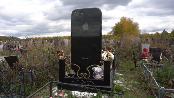 Памятник поставщику телефонов в виде iPhone - видео - Sputnik Латвия