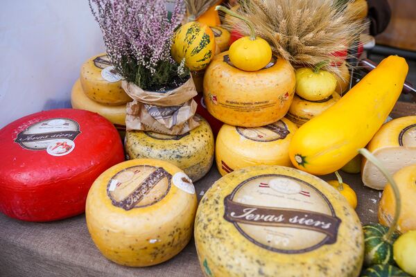 Латвийский твердый сыр уже несколько лет одна из обязательных покупок туристов в Латвии - Sputnik Латвия
