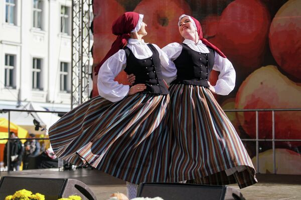 Выступление танцевального коллектива на ярмарке на Домской площади - Sputnik Латвия