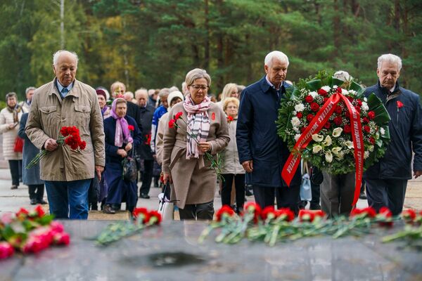 Kauns šiem cilvēkiem: Latvijas valdība aizmirsa par Salaspils atbrīvošanu Kauns šiem cilvēkiem: Latvijas valdība aizmirsa par Salaspils atbrīvošanu - Sputnik Latvija