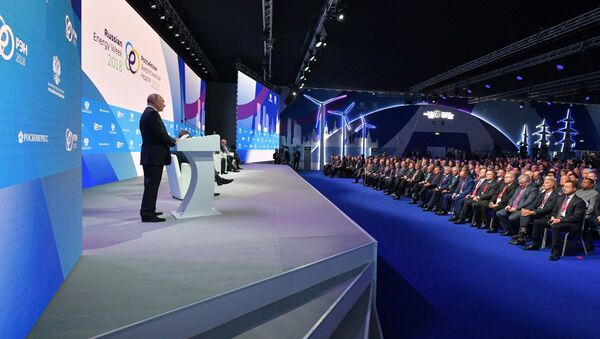 Президент РФ В. Путин принял участие в международном форуме Российская энергетическая неделя - Sputnik Латвия