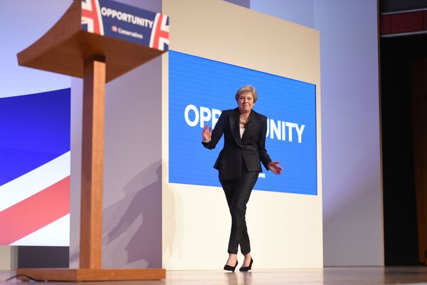 Премьер-министр Великобритании Тереза Мэй танцует на конференции Консервативной партии в Бирмингеме - Sputnik Латвия