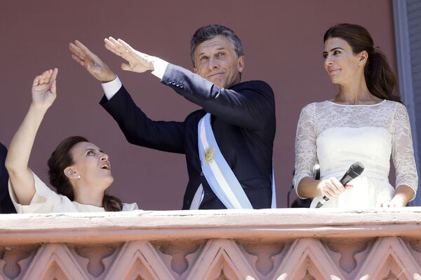 Новый президент Аргентины Маурисио Макри танцует перед сторонниками в доме правительства, Буэнос-Айрес, Аргентина - Sputnik Латвия