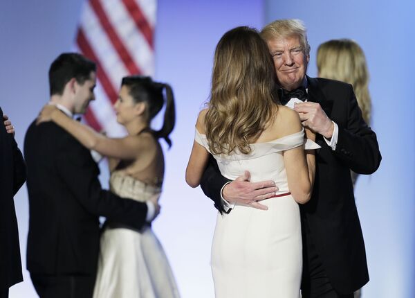 Президент США Дональд Трамп и первая леди США Меланья Трамп танцуют на ежегодном Freedom Ball  в Вашингтоне, США - Sputnik Латвия