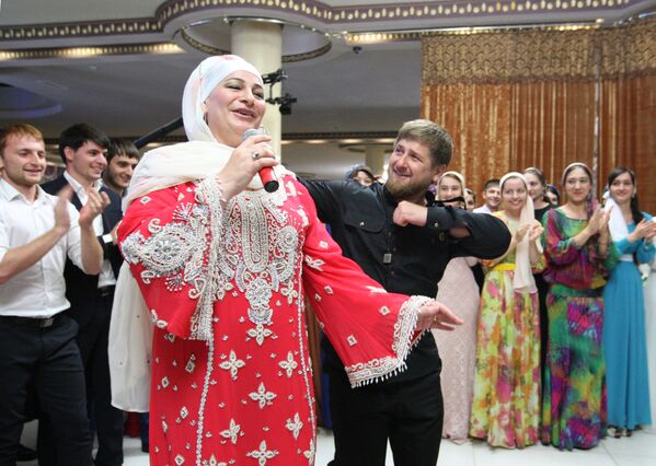 Глава Чечни Рамзан Кадыров танцует с певицей Маккой Межиевой во время торжественного ужина в Грозном - Sputnik Латвия