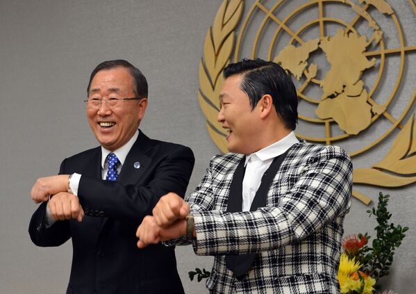 Генсек ООН Пан Ги Мун и южнокорейский певец PSY танцуют в штаб-квартире ООН в Нью-Йорке - Sputnik Латвия
