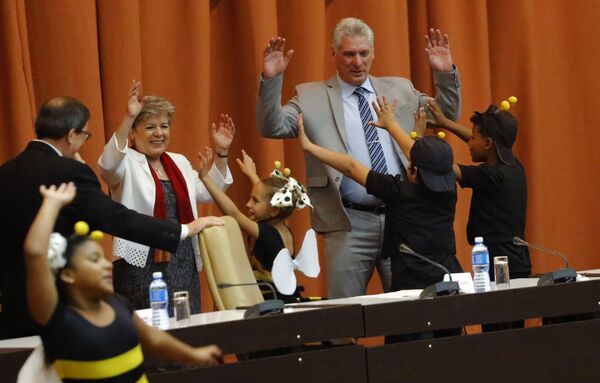 Президент Кубы Мигель Диас-Канель танцует с актерами детского театра на открытии экономической сессии в Гаване - Sputnik Латвия