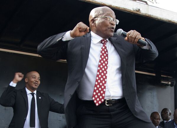 Экс-президент ЮАР Джейкоб Зума танцует напротив своих сторонников после появления на заседании Высшего суда в Дурбане, ЮАР - Sputnik Латвия