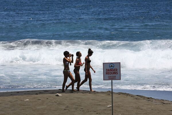 Девушки на пляже острова Реюньон в Индийском океане - Sputnik Латвия
