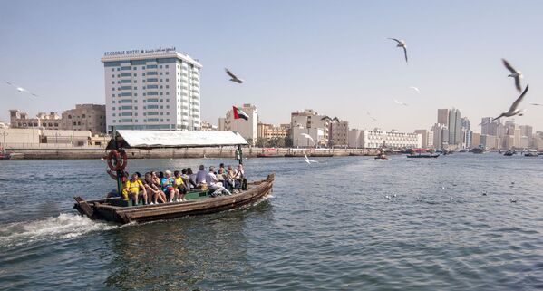Прогулочная лодка с туристами в Дубае, ОАЭ - Sputnik Латвия