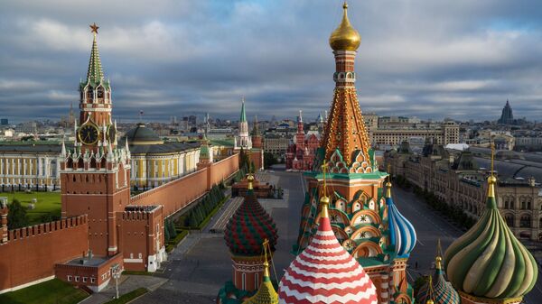 Купола храма Василия Блаженного на Красной площади в Москве - Sputnik Latvija