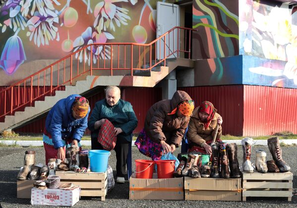 Женщины продают ягоды и унты на воскресной ярмарке в Салехарде - Sputnik Латвия