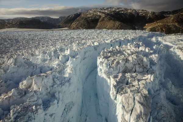 Большая щель в леднике Хелхейм в Гренландии - Sputnik Латвия