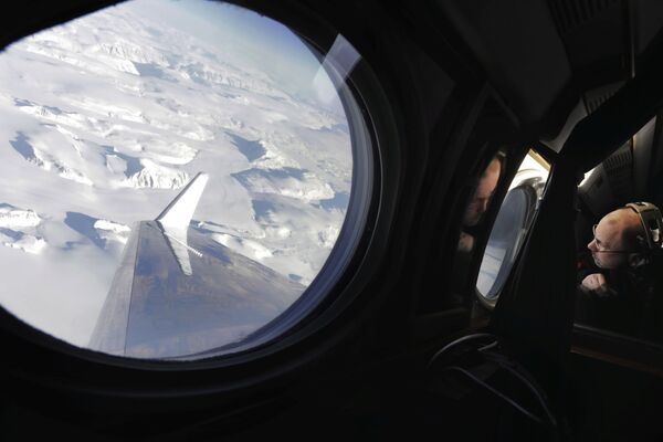 Директор программы НАСА Earth Science Flight Эрик Янсон во время полета над Гренландией с целью оценки потерь ледяного щита - Sputnik Латвия