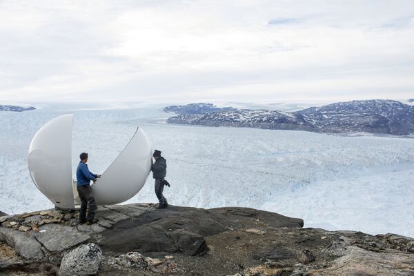 Ekspedīcijas dalībnieki montē rada darbam zinātniskajā nometnē Helheima ledājā Grenlandē - Sputnik Latvija
