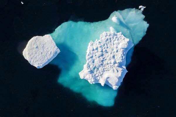 Дрейфующий во фьорде айсберг, Гренландия - Sputnik Латвия