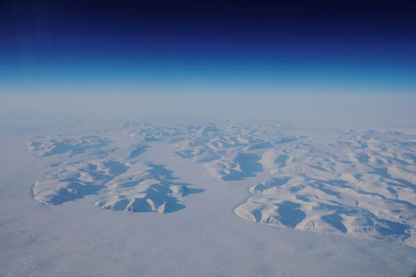 Вид из иллюминатора во время полета миссии НАСА над Гренландией - Sputnik Латвия