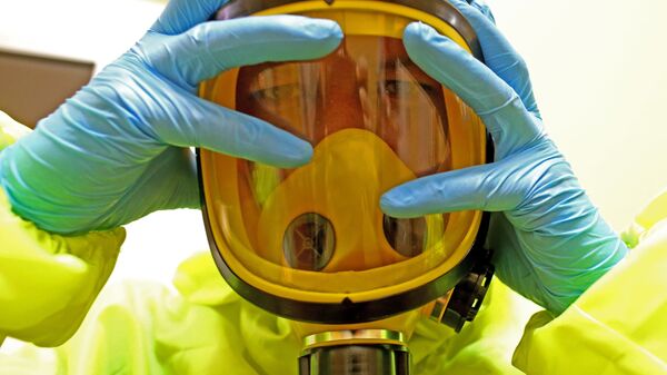 Медицинский персонал отрабатывает действия на случай поступления больных с подозрением на вирус Эбола. - Sputnik Latvija