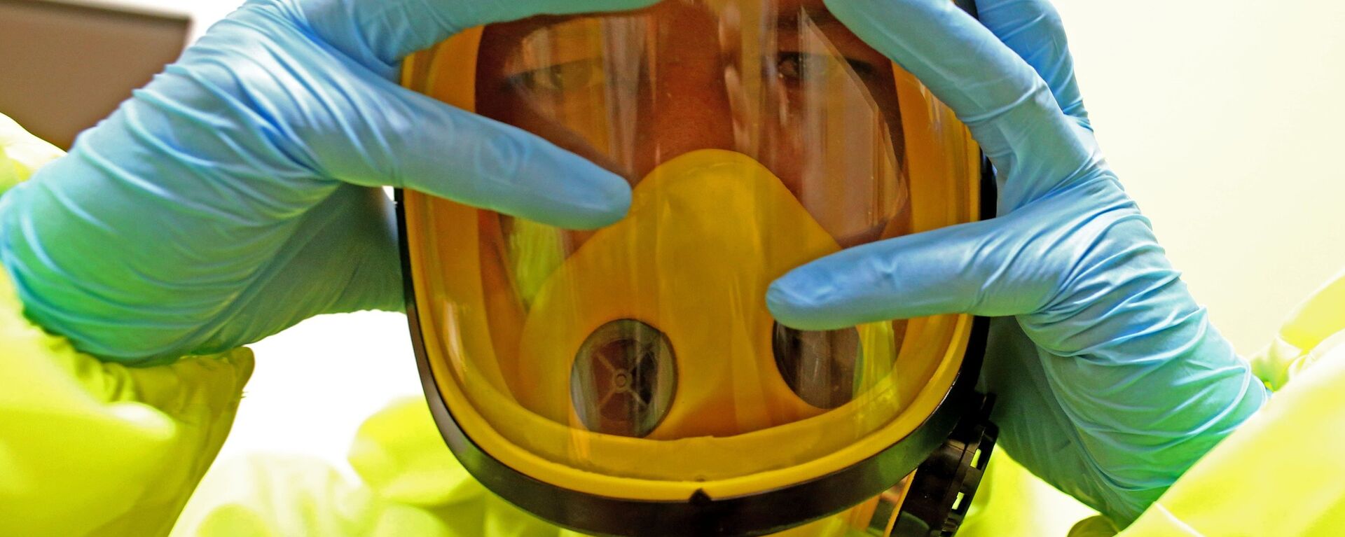 Медицинский персонал отрабатывает действия на случай поступления больных с подозрением на вирус Эбола. - Sputnik Latvija, 1920, 07.10.2019