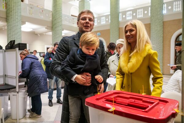 Мэр Риги Нил Ушаков с семьей проголосовал на выборах - Sputnik Латвия