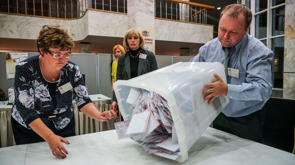 Подсчет голосов на избирательном участке в Доме конгрессов в Риге - Sputnik Латвия