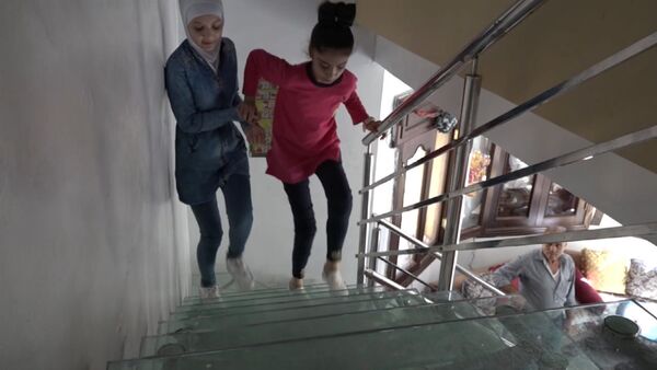 Потерявшая ноги девочка вернулась в школу - история Сидры из Алеппо - Sputnik Latvija