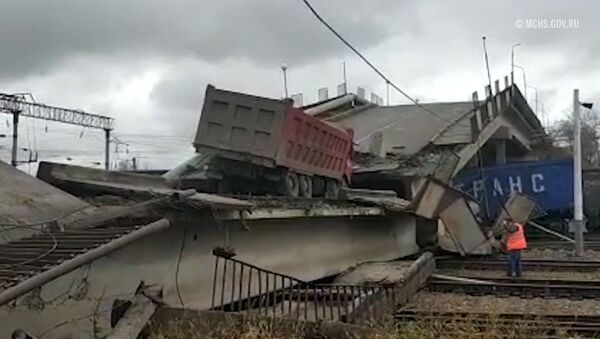 Момент обрушения моста в Амурской области - видео - Sputnik Латвия