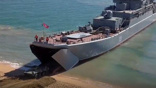 Морская пехота РФ отработала захват побережья в Крыму - видео - Sputnik Латвия