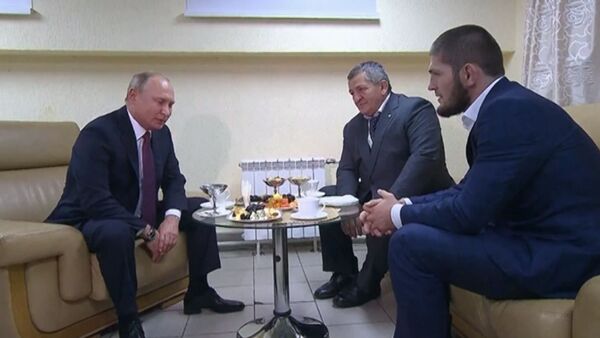 Путин встретился с Нурмагомедовым и прокомментировал его поведение - Sputnik Латвия