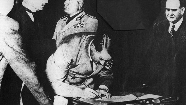 Рейхсканцлер Германии Адольф Гитлер подписывает Мюнхенское соглашение 1938 года о разделе Чехословакии - Sputnik Latvija