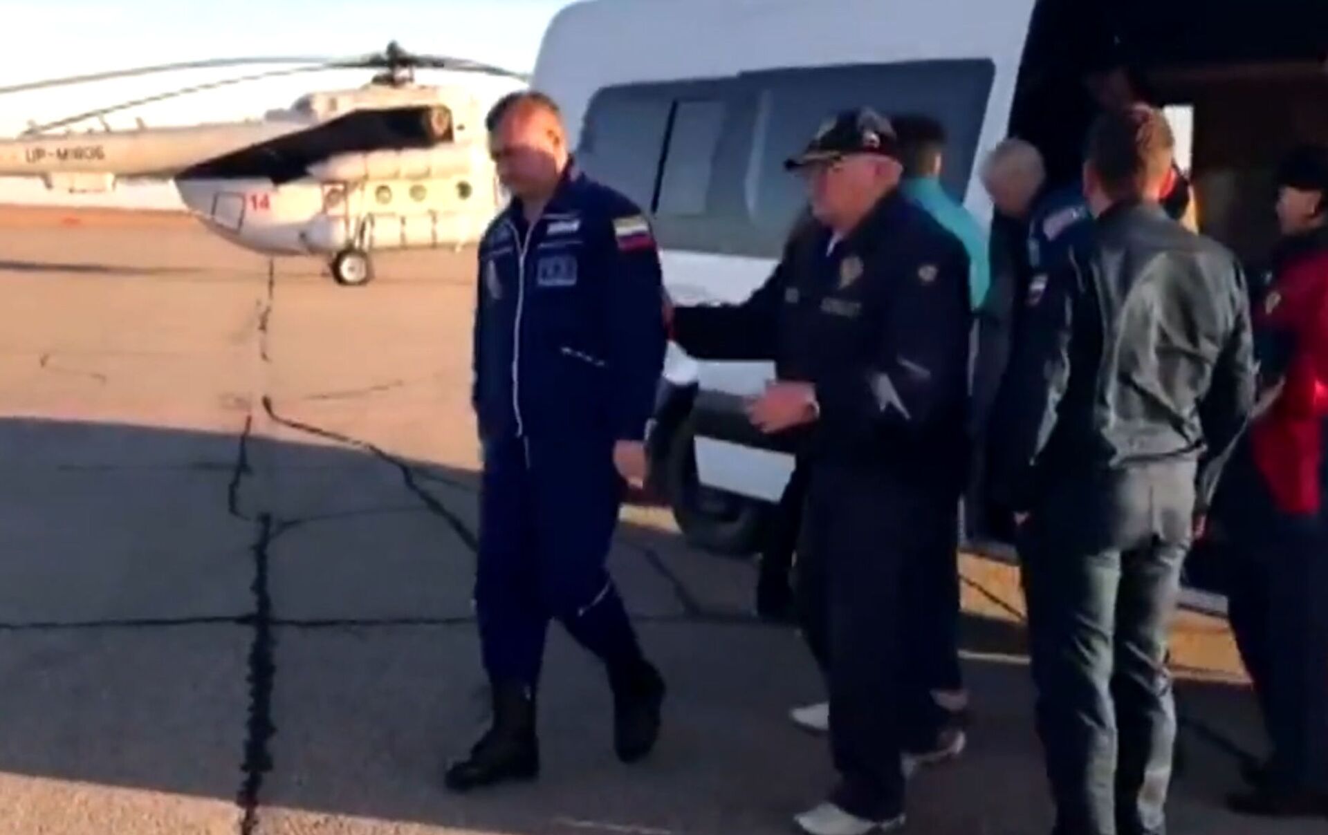 маленченко скрипочка и овчинин. космонавт алексей овчинин на рыбалке. овчинников и хейг аварийная посадка. роскосмос посадили. член экипажа приземлился на землю после катапультирования.