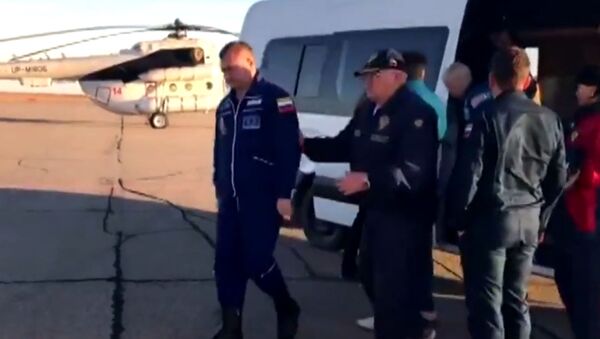 Видео с космонавтами после аварийной посадки экипажа Союз МС-10 - Sputnik Латвия