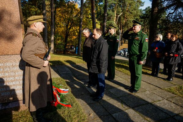 Посол России Евгений Лукьянов и представители посольства Республики Беларусь возложили цветы к памятнику советским солдатам в Межапарке - Sputnik Латвия