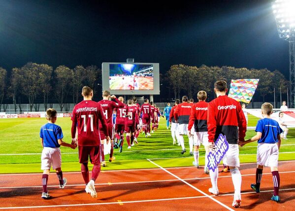 Сборные Латвии и Грузии перед началом матча Лиги наций в Риге, 16 октября 2018 - Sputnik Латвия