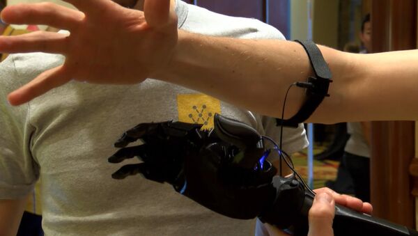 Бесконтактный смартфон, бионическая рука и другие инновации на выставке в США - Sputnik Латвия