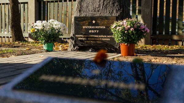 Открытие реконструированного братского воинского захоронения красноармейцев, погибших в годы ВОВ, на кладбище Торнякалнса - Sputnik Латвия