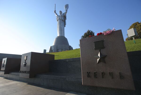 Цветы в Киеве в память о жертвах трагедии в Керчи - Sputnik Латвия