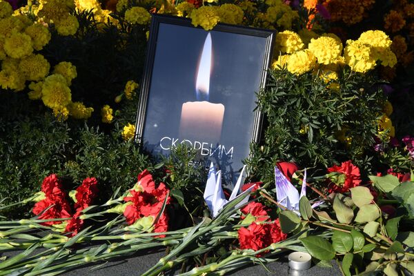 Акции памяти о погибших при нападении на колледж в Керчи - Sputnik Латвия