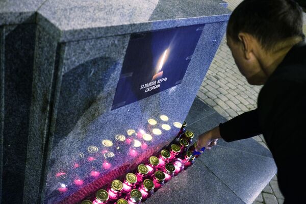 Акции памяти погибших при нападении на керченский колледж - Sputnik Латвия