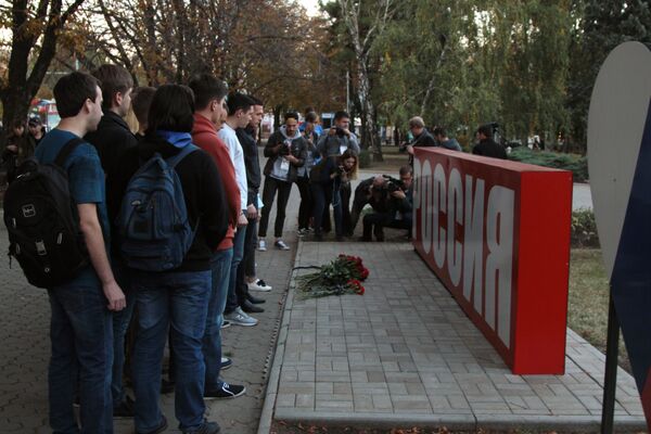 Акция в Донецке в память о погибших при нападении на колледж в Керчи  - Sputnik Латвия
