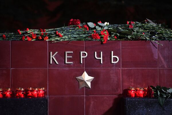 Цветы в память о погибших при нападении на колледж в Керчи - Sputnik Латвия